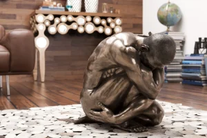 Figura Decorativa Nude Man Hug Bronzeo 54cm - KARE