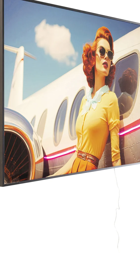 Quadro incorniciato LED Jetset Lean Lady 120x80cm - KARE