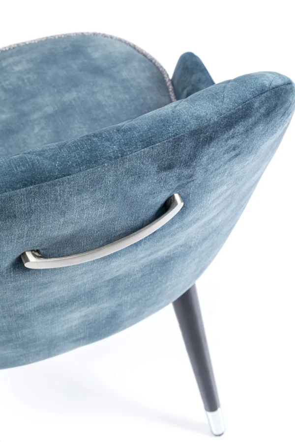 Sedia imbottita "Catania" in velluto blu trapuntata con gambe in legno massello - KARE